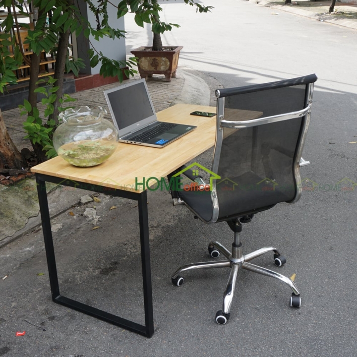 bàn làm việc gỗ cao su chân sắt lắp ráp