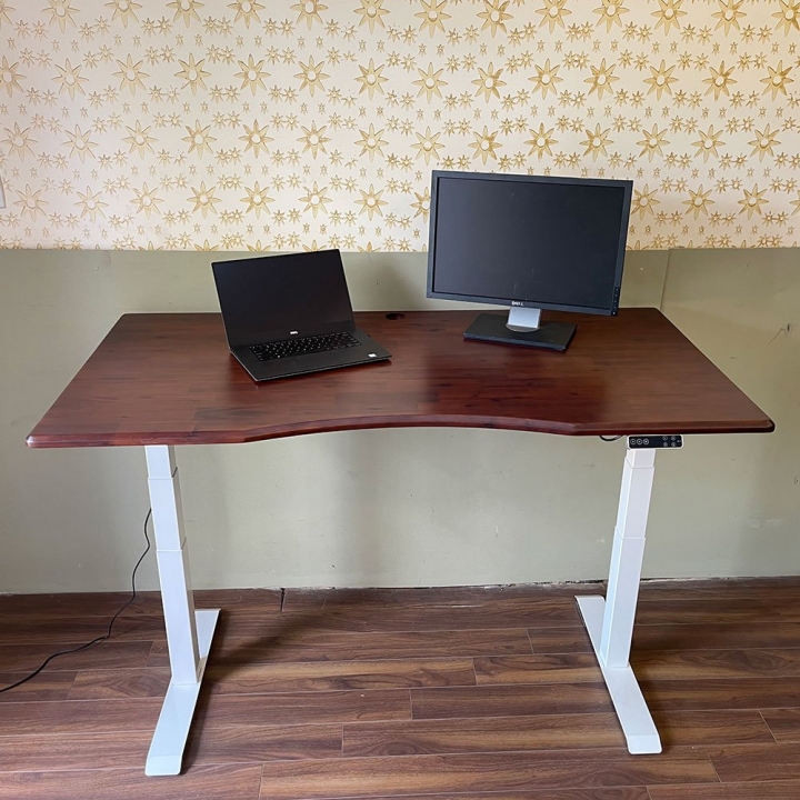 Bàn nâng hạ FlexiDesk chân điện 3 khớp mặt gỗ Tràm màu cánh gián FLD013