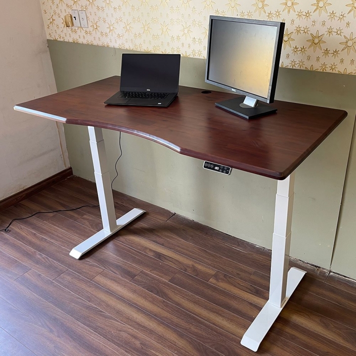 Bàn nâng hạ FlexiDesk chân điện 3 khớp mặt gỗ Tràm màu cánh gián FLD013