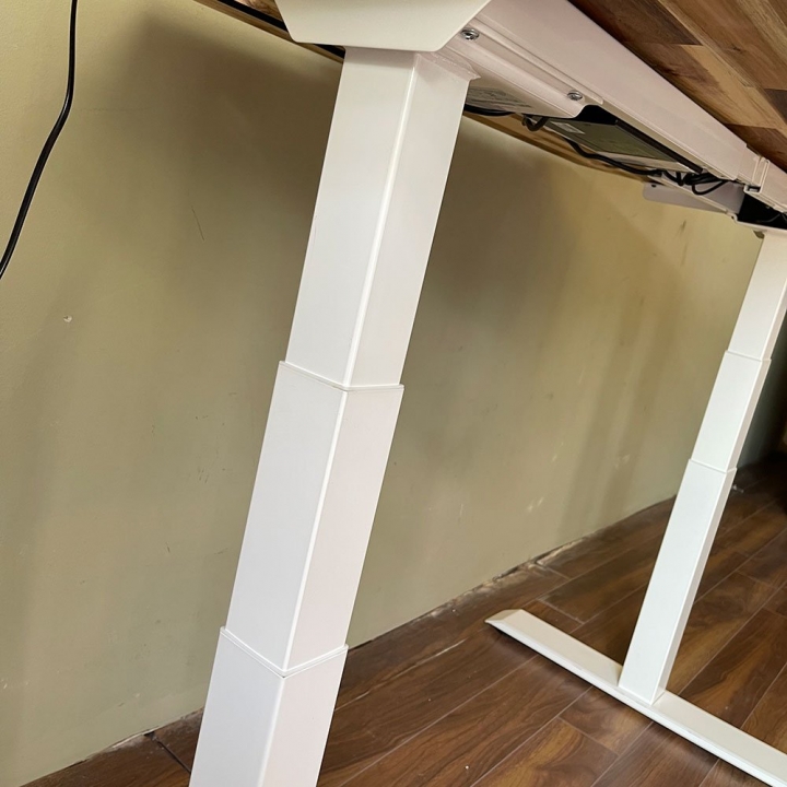 Bàn nâng hạ FlexiDesk chân điện 3 khớp mặt gỗ Tràm màu cánh gián FLD013